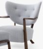 Billede af &Tradition Wulff ATD2 Lounge Chair inkl. Pouf SH: 41 cm - Oiled Walnut / Karandash 005 KAMPAGNETILBUD