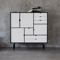 Billede af Andersen Furniture S3 Skænk 132x131 cm - Sort/Hvide fronter