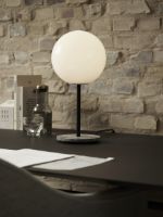 Billede af Audo Copenhagen TR Bulb Table Lamp H: 41 cm - Shiny Opal/Grå Marmor