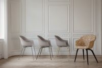 Billede af GUBI Bat Dining Chair Wood Base 45 cm - Oak/New beige