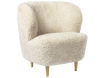Billede af GUBI Stay Lounge Chair Fully Upholstered SH: 40 cm - Moonlight/Oak
