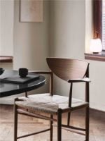 Billede af &Tradition HM4 Drawn Chair w. armrest SH: 46cm - Natural Paper Cord/Oiled Walnut