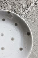 Billede af House Doctor Dots tallerken Ø: 15,7cm - Hvid m. grønne pletter OUTLET