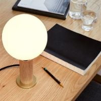 Billede af Tala Knuckle Table Lamp with Sphere IV Bulb EU H: 28 cm - Oak/Brass   OUTLET