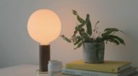 Billede af Tala Knuckle Table Lamp with Sphere IV Bulb EU H: 28 cm - Walnut/Brass  OUTLET