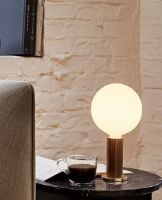 Billede af Tala Knuckle Table Lamp with Sphere IV Bulb EU H: 28 cm - Walnut/Brass  OUTLET