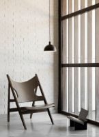 Billede af Audo Copenhagen Knitting Lounge Chair SH: 30 cm - Dark Stained Oak/Dakar 0311 Sand Leather