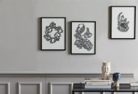 Billede af Nordal Wreath Illustration 40x30 cm - Black Frame OUTLET