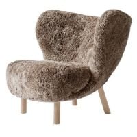 Billede af &Tradition Little Petra VB1 Lounge Chair SH: 40 cm - White Oiled Oak/Sheepskin Sahara
