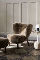 Billede af &Tradition Little Petra VB1 Lounge Chair SH: 40 cm - Oiled Walnut/Sheepskin Sahara