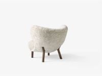 Billede af &Tradition Little Petra VB1 Lounge Chair SH: 40 cm - Oiled Walnut/Sheepskin Moonlight