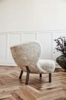 Billede af &Tradition Little Petra VB1 Lounge Chair SH: 40 cm - Oiled Walnut/Sheepskin Moonlight
