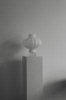Billede af Louise Roe Balloon Vase #03 H: 40 cm - Opal White