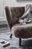 Billede af &Tradition Little Petra VB1 Loungechair & ATD1 Pouf - Oiled Walnut/Sheepskin Sahara