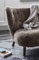 Billede af &Tradition Little Petra VB1 Loungechair & ATD1 Pouf - White Oiled Oak/Sheepskin Sahara