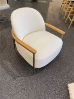 Billede af GUBI Sejour Lounge Chair Fully Upholstered W Armrest SH: 35 cm - Oiled Oak / Dedar 001