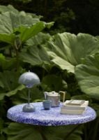 Billede af &Tradition Flowerpot VP9 Bordlampe H: 29,5 cm - Stone Blue 