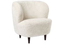 Billede af GUBI Stay Lounge Chair Fully Upholstered SH: 40 cm - Off White/Smoked Oak
