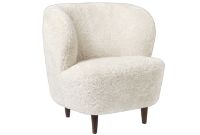 Billede af GUBI Stay Lounge Chair Fully Upholstered SH: 40 cm - Off White/American Walnut 