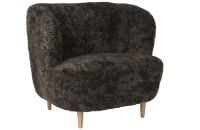 Billede af GUBI Stay Lounge Chair Fully Upholstered SH: 40 cm - Espresso/Oak 