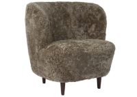 Billede af GUBI Stay Lounge Chair Fully Upholstered SH: 40 cm - Sahara/Smoked Oak