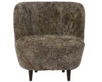 Billede af GUBI Stay Lounge Chair Fully Upholstered SH: 40 cm - Sahara/Smoked Oak