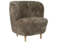 Billede af GUBI Stay Lounge Chair Fully Upholstered SH: 40 cm - Sahara/Oak