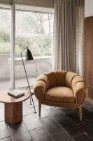 Billede af GUBI Croissant Lounge Chair SH: 46 cm - Walnut / Chamois Cuoio