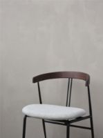 Billede af GUBI Violin Dining Chair Upholstered Seat Bouclé SH: 45 cm - Oiled American Walnut / 004 