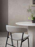 Billede af GUBI Violin Dining Chair Fully Upholstered Svevo SH: 45 cm - Black Matt / 002 