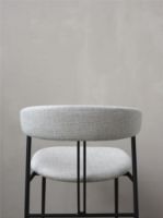Billede af GUBI Violin Dining Chair Fully Upholstered Dunes Leather SH: 45 cm - Black Matt / Grey 