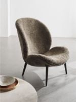 Billede af Vipp 466 Lodge Lounge Chair H: 91,5 cm - Dark Oak Curly/Sahara Produktionstid: ca. 6 uger