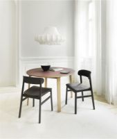 Billede af Normann Copenhagen Herit Chair Upholstery SH: 45 cm - Black Oak Base/Black Synergy  

