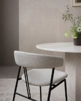 Billede af GUBI Violin Dining Chair Fully Upholstered Bouclé SH: 45 cm - Black Matt / 004