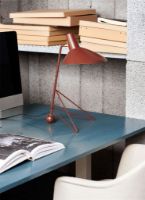 Billede af &Tradition HM9 Tripod Table Lamp H: 45 cm - Maroon UDSTILLINGSMODEL OUTLET