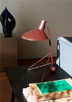 Billede af &Tradition HM9 Tripod Table Lamp H: 45 cm - Maroon UDSTILLINGSMODEL OUTLET