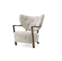 Billede af &Tradition Wulff ATD2 Lounge Chair SH: 41 cm - Oiled Walnut / Sheepskin Moonlight