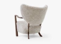 Billede af &Tradition Wulff ATD2 Lounge Chair SH: 41 cm - Oiled Walnut / Sheepskin Moonlight