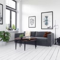 Billede af Thomsen Furniture Katrine Nordic Sofabord Trekant Stor 89x126x50 cm - Olieret Valnød / Sortlakeret Eg