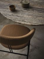 Billede af GUBI Violin Dining Chair Fully Upholstered SH: 45 cm - Dunes Camel Leather/Black Matt Base