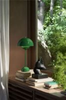 Billede af &Tradition Flowerpot VP3 Bordlampe H: 50 cm - Signal Green