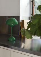 Billede af &Tradition Flowerpot VP9 Bordlampe H: 29,5 cm - Signal Green 
