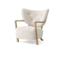 Billede af &Tradition Wulff ATD2 Lounge Chair SH: 41 cm - Sheepskin Moonlight/Oiled Oak