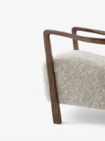 Billede af &Tradition Wulff ATD2 Lounge Chair SH: 41 cm - Sheepskin Moonlight/Oiled Oak