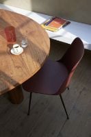 Billede af &Tradition HW6 Rely Chair SH: 46 cm - Red Brown/Bronzed Base