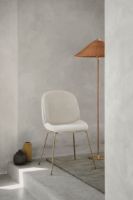 Billede af GUBI Beetle Dining Chair SH: 45,5 cm - Antique Brass Base / Sahco Safire