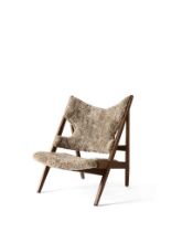 Billede af Audo Copenhagen Knitting Lounge Chair Sheepskin SH: 30 cm - Walnut Base/Sheepskin Curly Sahara
