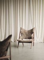 Billede af Audo Copenhagen Knitting Lounge Chair Sheepskin SH: 30 cm - Walnut Base/Sheepskin Curly Sahara