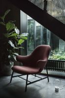 Billede af &Tradition Catch JH13 Lounge Chair SH: 36 cm - Black/Red