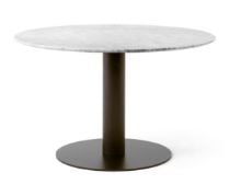 Billede af &Tradition In Between SK19 Dining Table Ø: 120 cm - Bianco Carrara Marble/Bronzed Base
